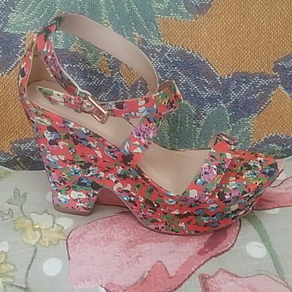 BEAUTIFUL FLORAL JUSTFABS - Picture 1 of 6